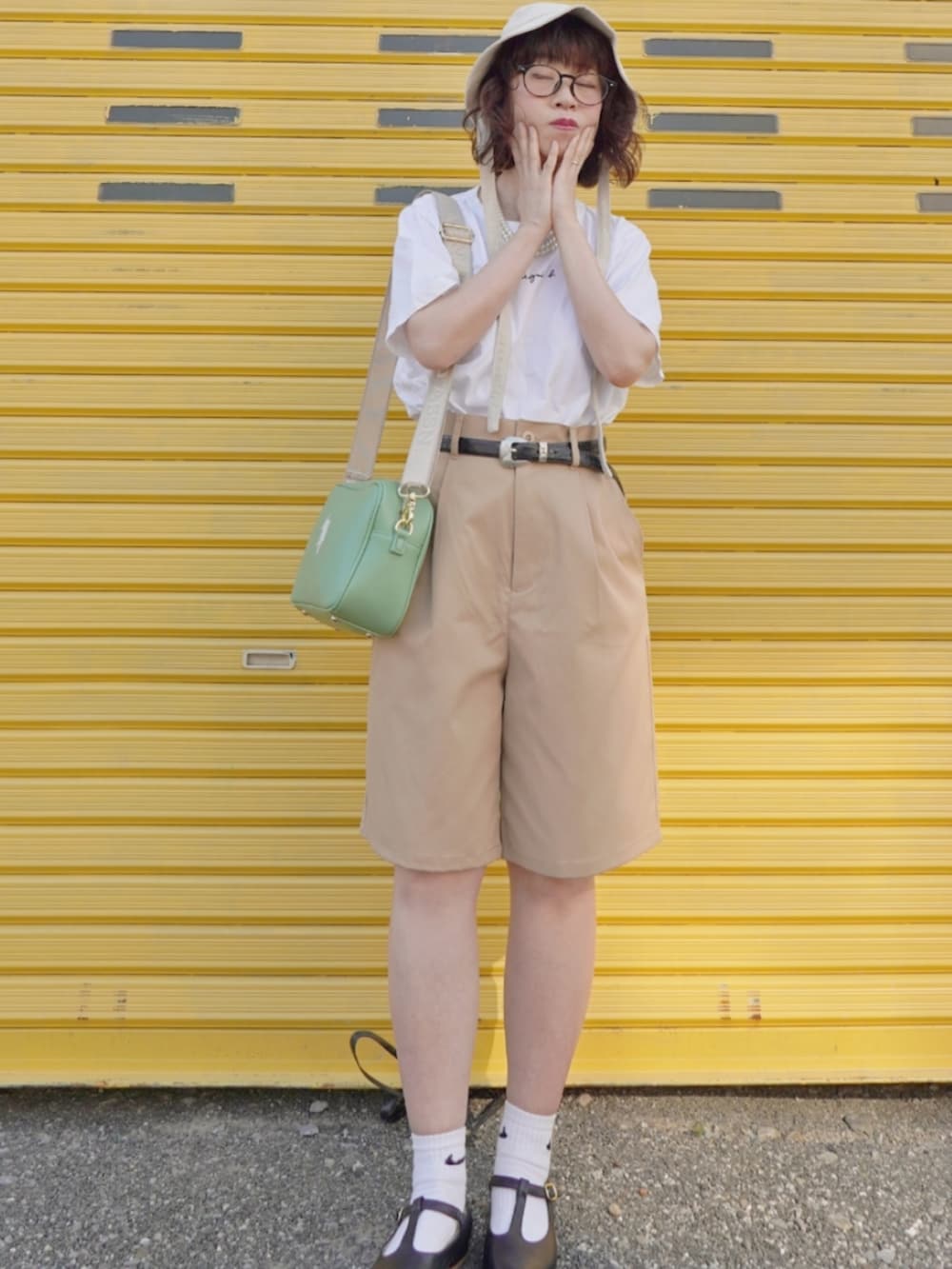 「uspolo、uspoloassn、USポロ、ショルダーバッグ、みんなの白Tフェス、カジュアル、ショートパンツ、白Tシャツ、淡色コーデ、夏コーデ、休日スタイル、お出かけコーデ、バケットハット、ロゴT、メガネ女子」｜「U.S. POLO ASSN.の【U.S. POLO ASSN.】 ユーエスポロアッスン　Gateway クロスボディ　ショルダーバッグ USPA-2617（ショルダーバッグ、グリーン系）」を使った、Megchuさん（骨格ナチュラル・レディース・155cm）の夏コーディネートの2枚目の写真