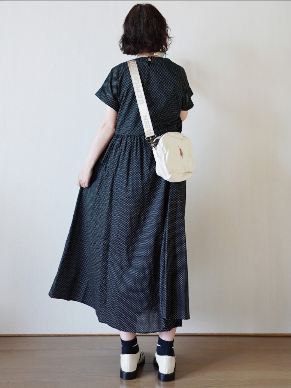 「agnes b.、tobbyagnesb、ロングワンピース、USポロ、uspolo、uspoloassn、グルカサンダル、モノトーン、モード、休日スタイル、低身長」｜「To b. by agnes b.のWEB限定 WU22 ROBE ドットロングドレス（ワンピース、ブラック系）」を使った、Megchuさん（骨格ナチュラル・レディース・155cm）の春コーディネートの3枚目の写真