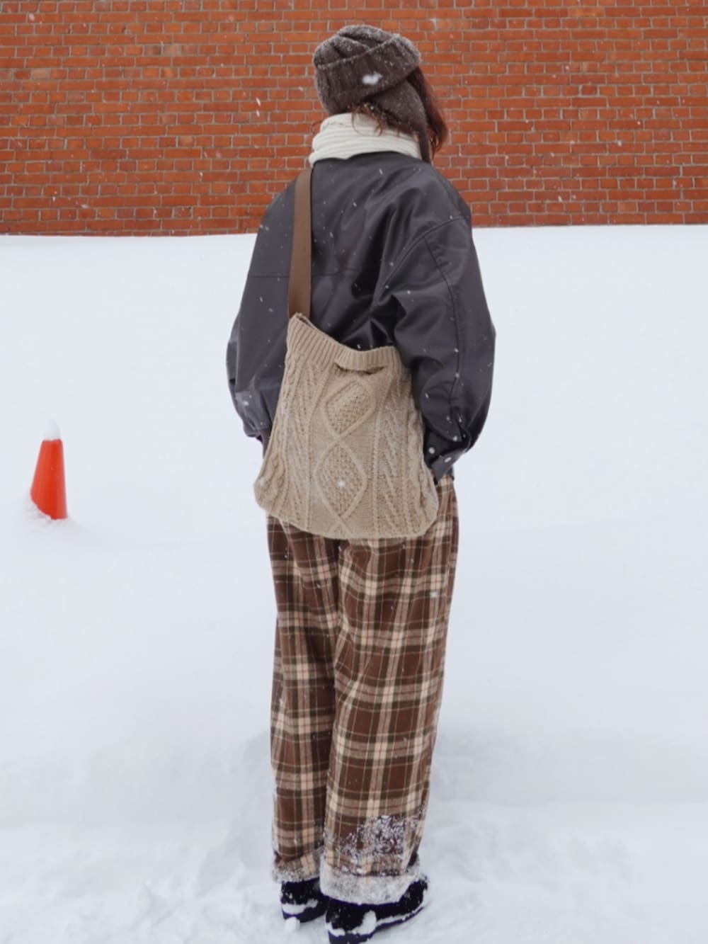 ブラウン系のその他パンツ、ブラウン系のブルゾン、ベージュ系のショルダーバッグを着用したレディースの冬コーディネートの3枚目の写真
