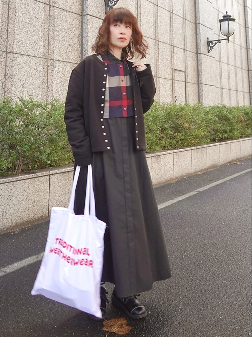 ブラック系のワンピース、ブラック系のカーディガン/ボレロ、ホワイト系のトートバッグを着用したレディースの秋コーディネートの2枚目の写真