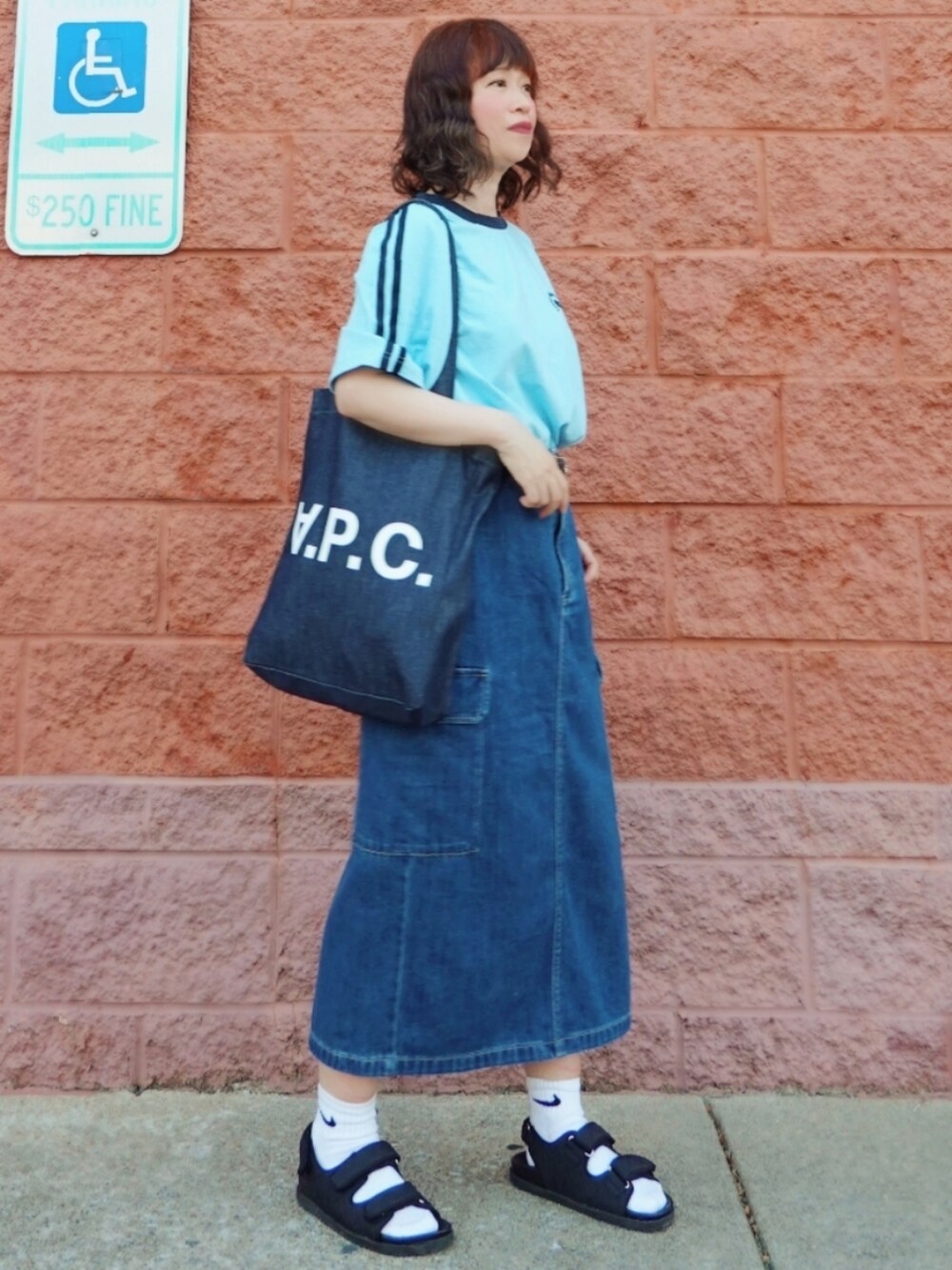 ブルー系のTシャツ/カットソー、ブルー系のデニムスカート、ブルー系のトートバッグを着用したレディースの秋コーディネートの2枚目の写真