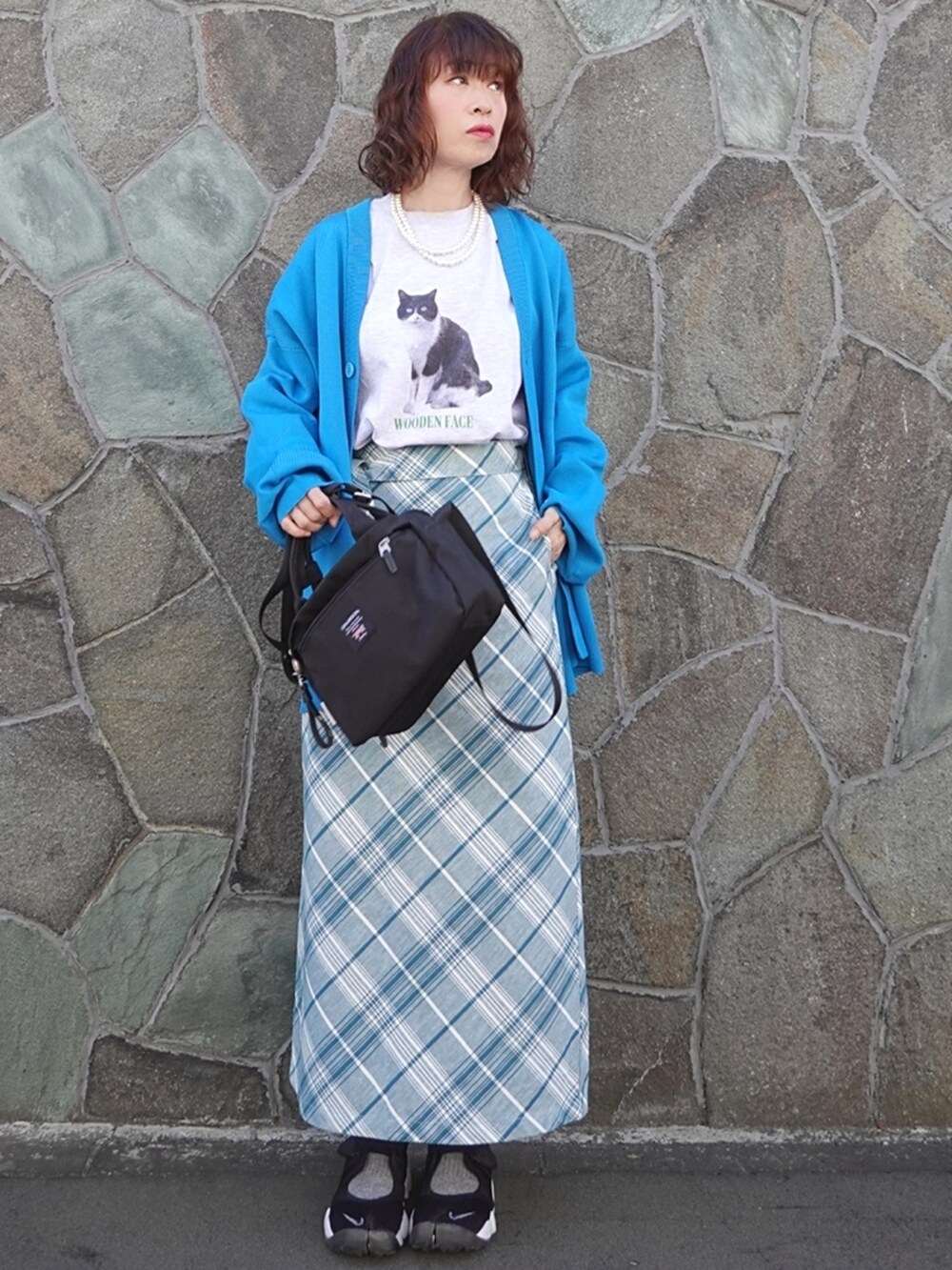 グレー系のTシャツ/カットソー、ブラック系のショルダーバッグ、ブルー系のスカートを着用したレディースの秋コーディネートの2枚目の写真