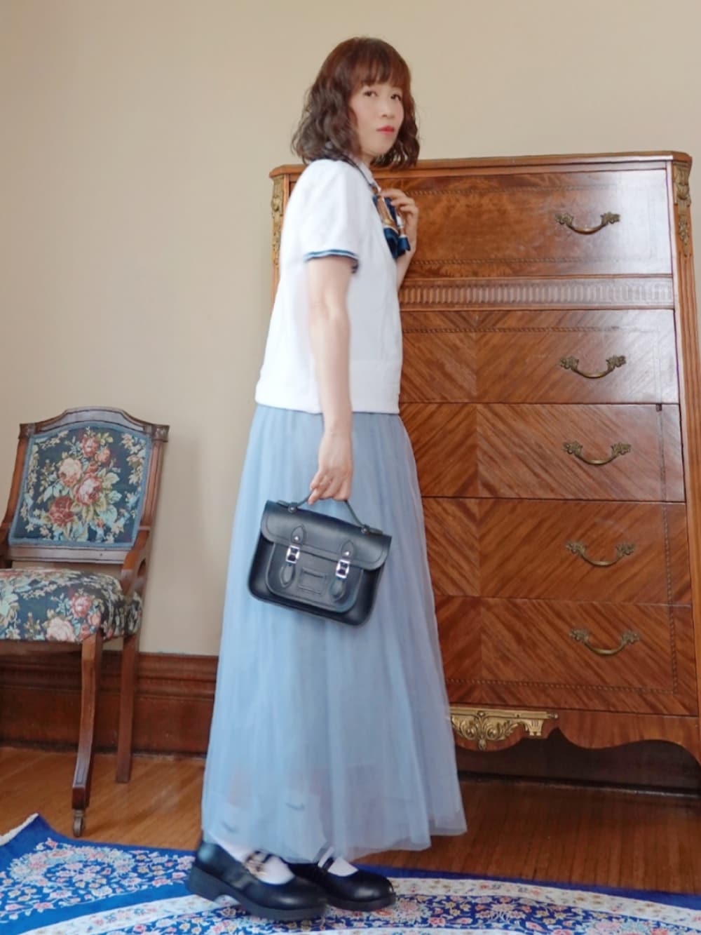 「夏コーデ、チュールスカート、スカーフ、ポロシャツ、ショルダーバッグ、ハンドバッグ、サッチェルバッグ、きれいめカジュアル」｜「The Cambridge Satchel CompanyのTHE CAMBRIDGE SATCHEL COMPANY Handbags（ショルダーバッグ、ブラック系）」を使った、Megchuさん（骨格ナチュラル・レディース・155cm）の夏コーディネートの2枚目の写真