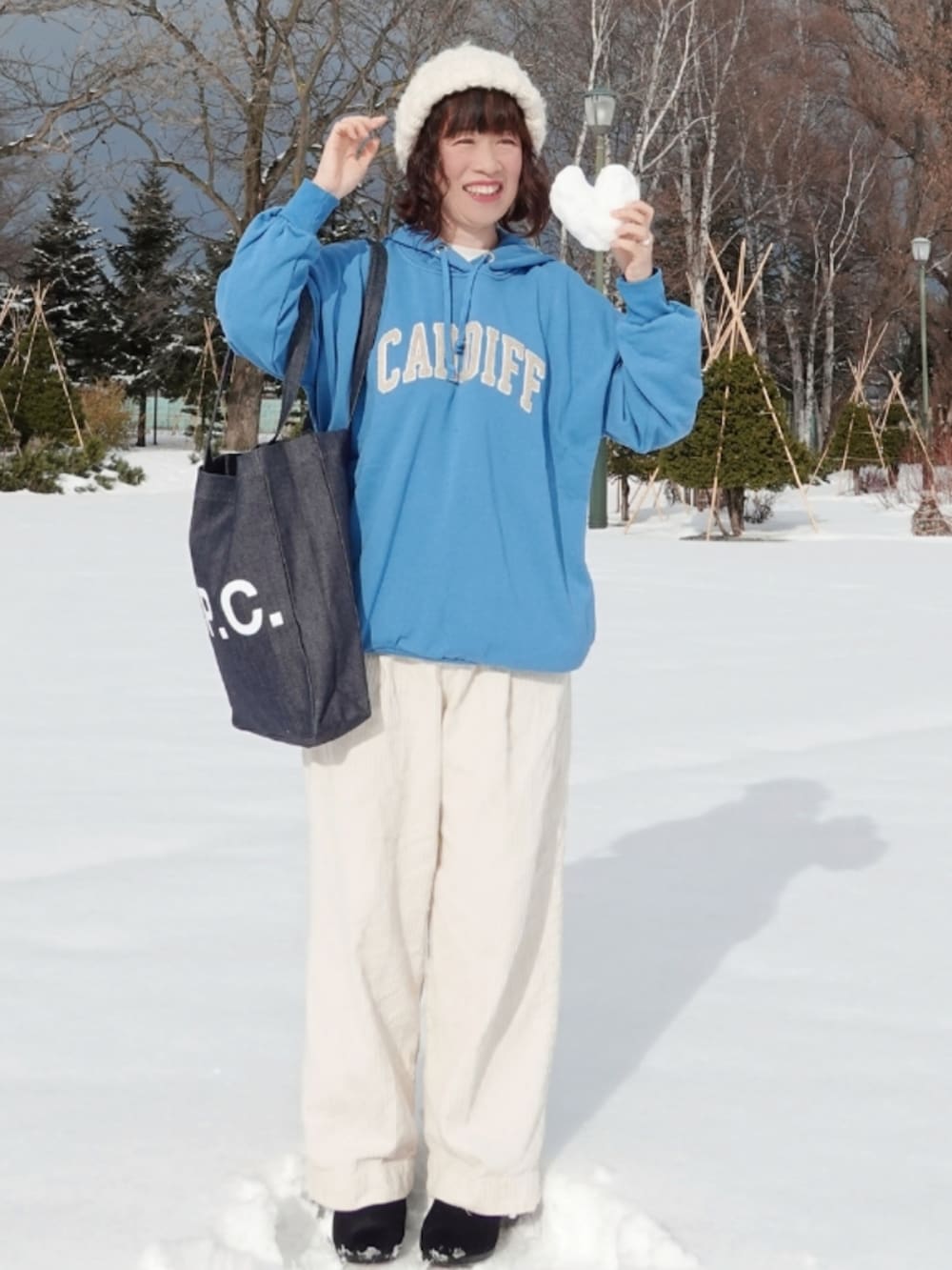 ブルー系のスウェット、ホワイト系のその他パンツ、ブルー系のトートバッグを着用したレディースの冬コーディネートの2枚目の写真