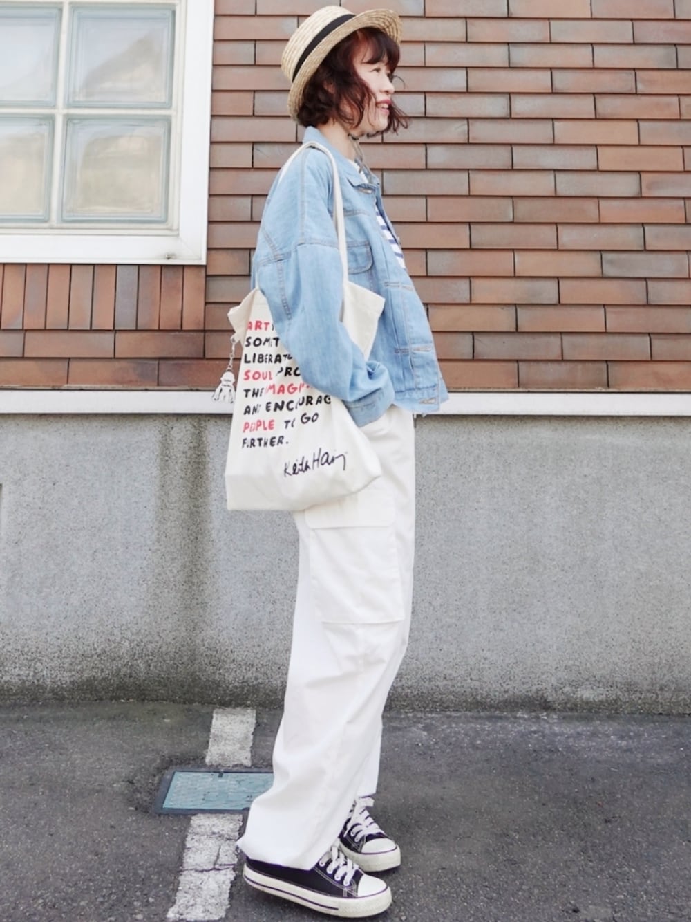 ホワイト系のカーゴパンツ、ブラック系のスニーカー、ブルー系のTシャツ/カットソーを着用したレディースの夏コーディネートの2枚目の写真