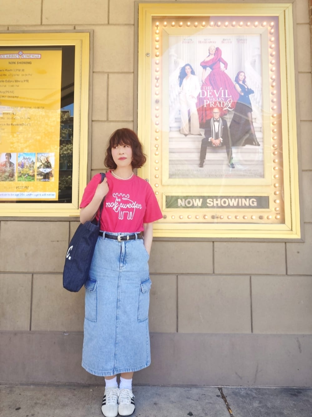 ピンク系のTシャツ/カットソー、ブルー系のトートバッグ、ブルー系のデニムスカートを着用したレディースの春コーディネートの2枚目の写真