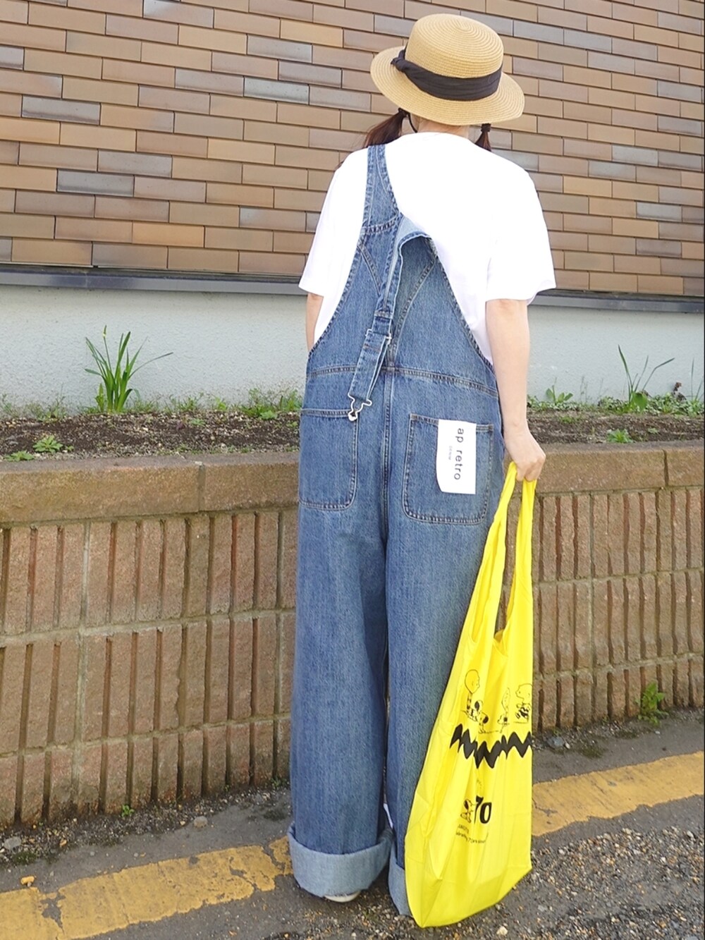 「agnes b.、agnesb、アニエスベー、アニエスベーTシャツ、apretro、アプレトロ、サロペット、オーバーオール、オーバーサイズ、休日スタイル、トートバッグ、コンバース、コンバース オールスター、カンカン帽」｜「agnes b.のS179 TS ロゴTシャツ（Tシャツ/カットソー、ホワイト系）」を使った、Megchuさん（レディース・155cm）の春コーディネートの2枚目の写真