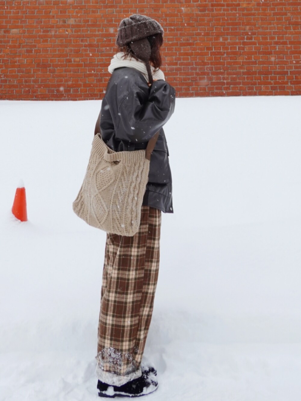 ブラウン系のその他パンツ、ブラウン系のブルゾン、ベージュ系のショルダーバッグを着用したレディースの冬コーディネートの4枚目の写真