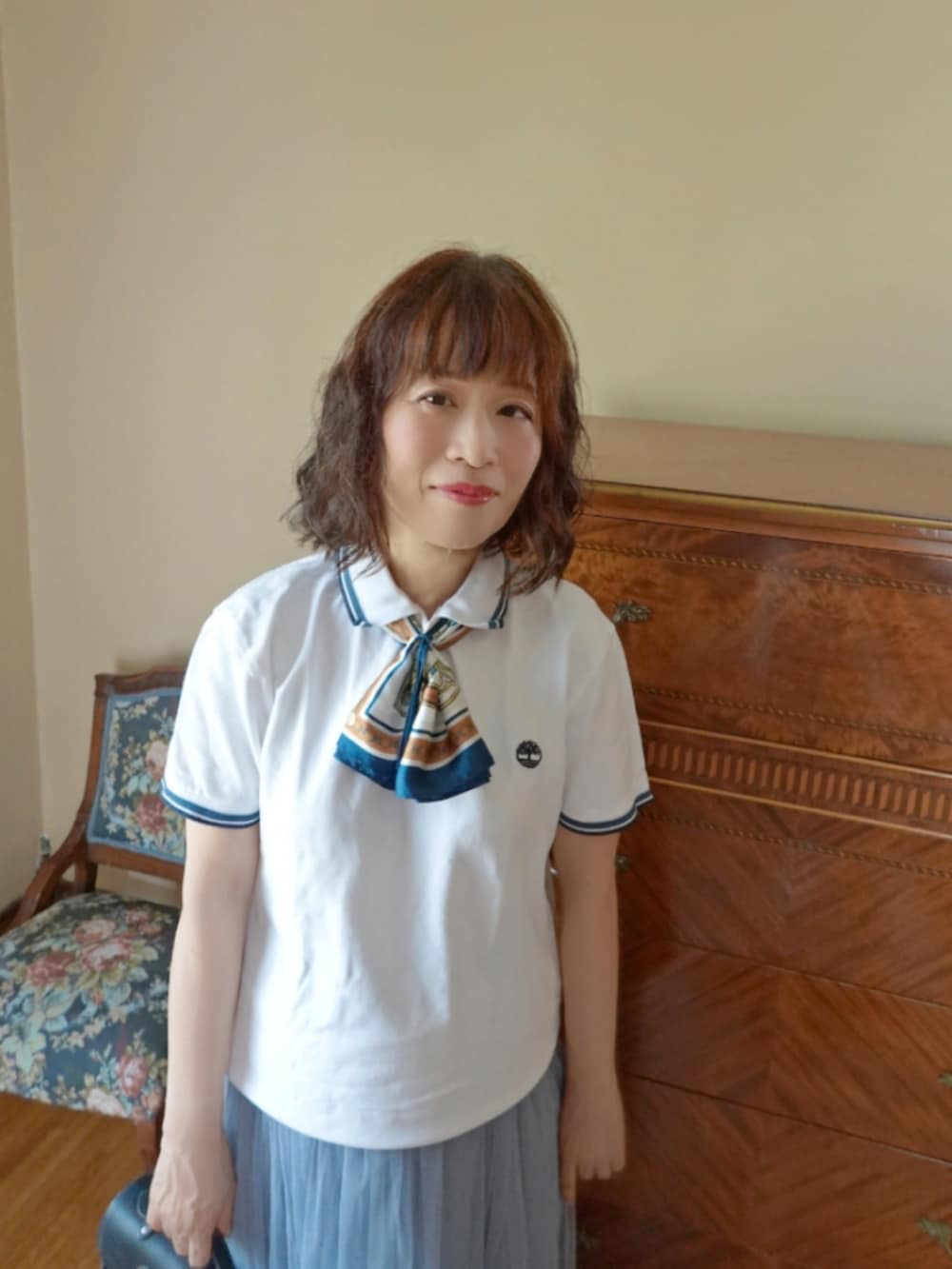 「夏コーデ、チュールスカート、スカーフ、ポロシャツ、ショルダーバッグ、ハンドバッグ、サッチェルバッグ、きれいめカジュアル」｜「The Cambridge Satchel CompanyのTHE CAMBRIDGE SATCHEL COMPANY Handbags（ショルダーバッグ、ブラック系）」を使った、Megchuさん（骨格ナチュラル・レディース・155cm）の夏コーディネートの3枚目の写真