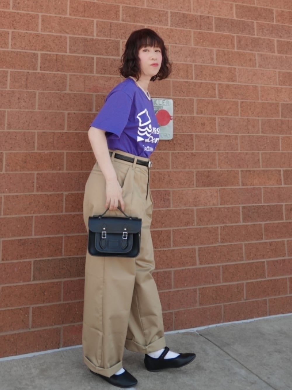 「Tシャツ、Tシャツコーデ、チノパン、サッチェルバッグ、カジュアル、カジュアルコーデ、夏コーデ、大人カジュアル、低身長、きれいめカジュアル、休日スタイル、アウトドアスタイル」|「MONO-MART LADY'Sのハイウエストタックワイドストレートチノパンツ(チノパンツ、ベージュ系)」を使った、Megchuさん(骨格ナチュラル・レディース・155cm)の春コーディネートの3枚目の写真