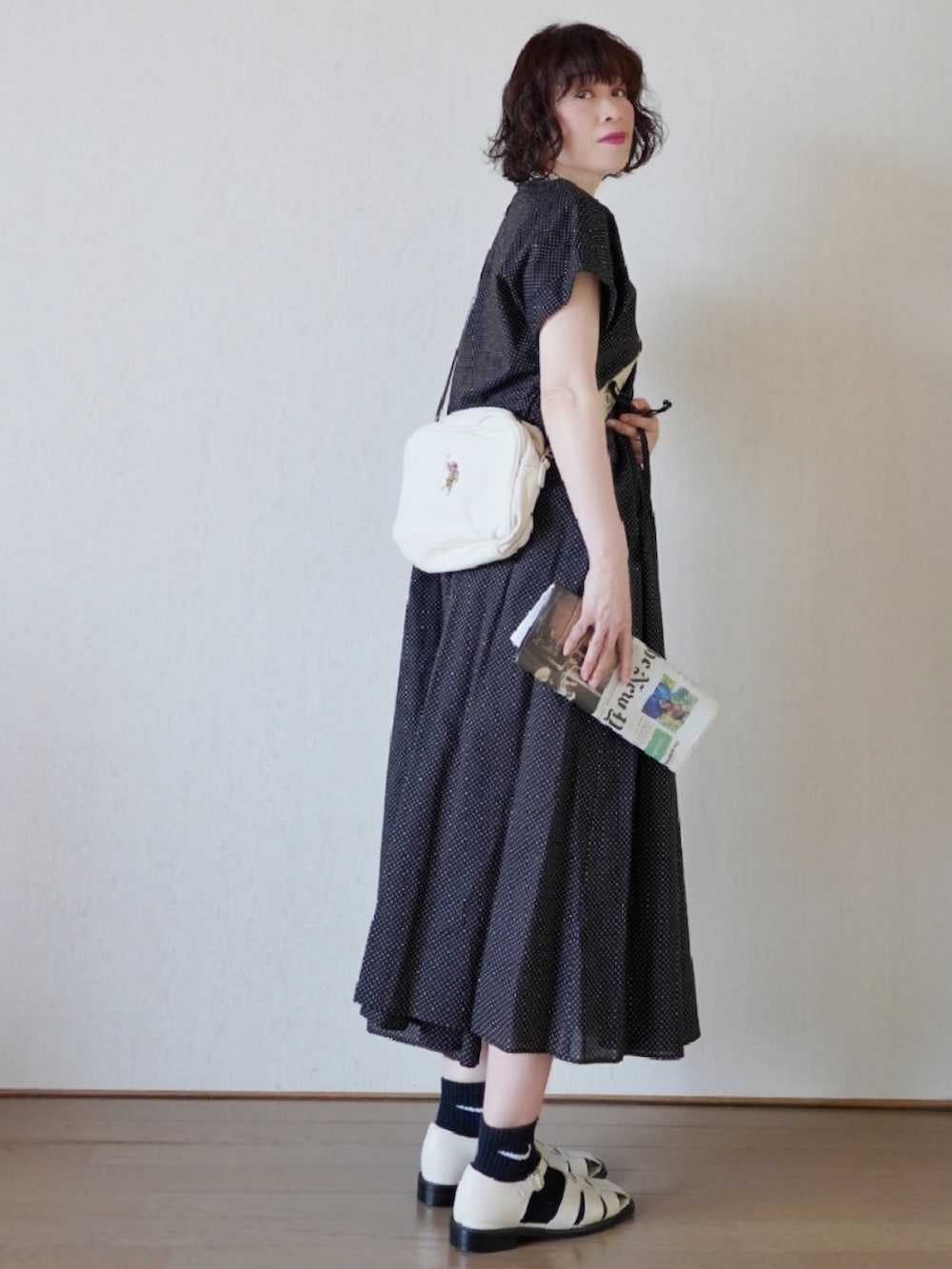 「agnes b.、tobbyagnesb、ロングワンピース、USポロ、uspolo、uspoloassn、グルカサンダル、モノトーン、モード、休日スタイル、低身長」｜「To b. by agnes b.のWEB限定 WU22 ROBE ドットロングドレス（ワンピース、ブラック系）」を使った、Megchuさん（骨格ナチュラル・レディース・155cm）の春コーディネートの2枚目の写真