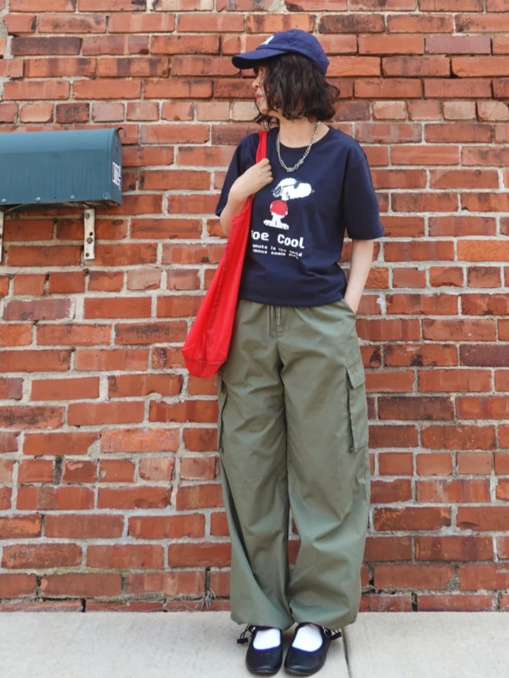 グリーン系のカーゴパンツ、ブルー系のTシャツ/カットソー、レッド系のトートバッグを着用したレディースの夏コーディネートの3枚目の写真