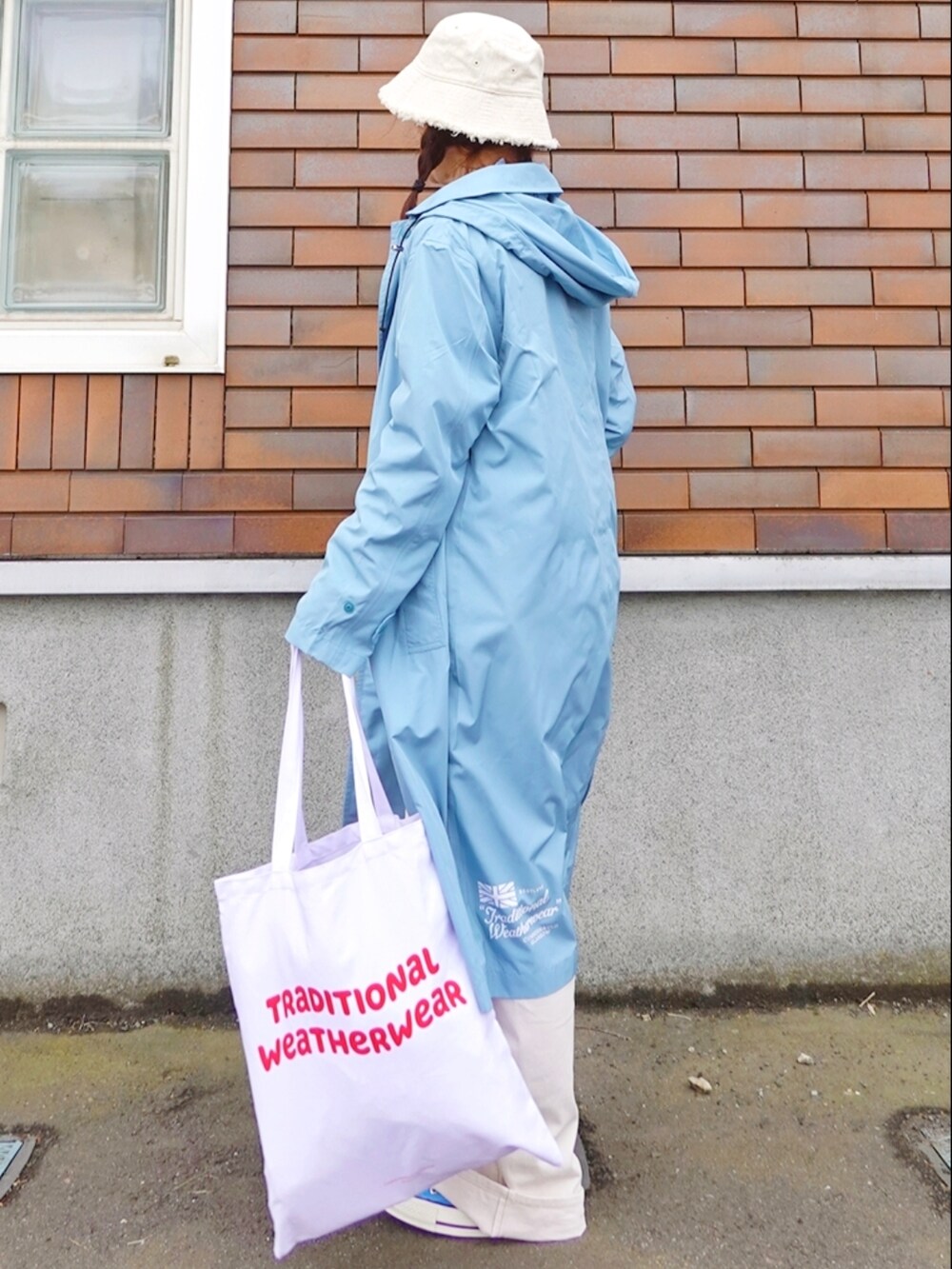 「traditionalweatherwear、Traditional Weatherwear、トラディショナルウェザーウエア、トラディショナルウェザーウェア、バケットハット、春コーデ、春アウター、春服みてみて、トートバッグ、コンバース、コンバース オールスター、サロペット、淡色コーデ、レインコート」｜「Traditional WeatherwearのWAVE LOGO TOTE（トートバッグ、ホワイト系）」を使った、Megchuさん（レディース・155cm）の春コーディネートの2枚目の写真