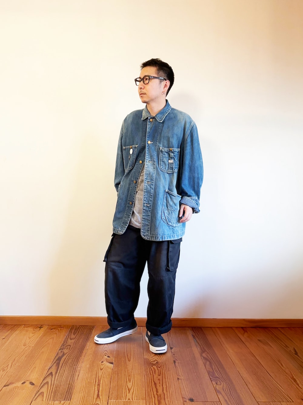 ブラック系のカーゴパンツ、ブルー系のカバーオール、ブルー系のスニーカーを着用したメンズの秋コーディネートの2枚目の写真