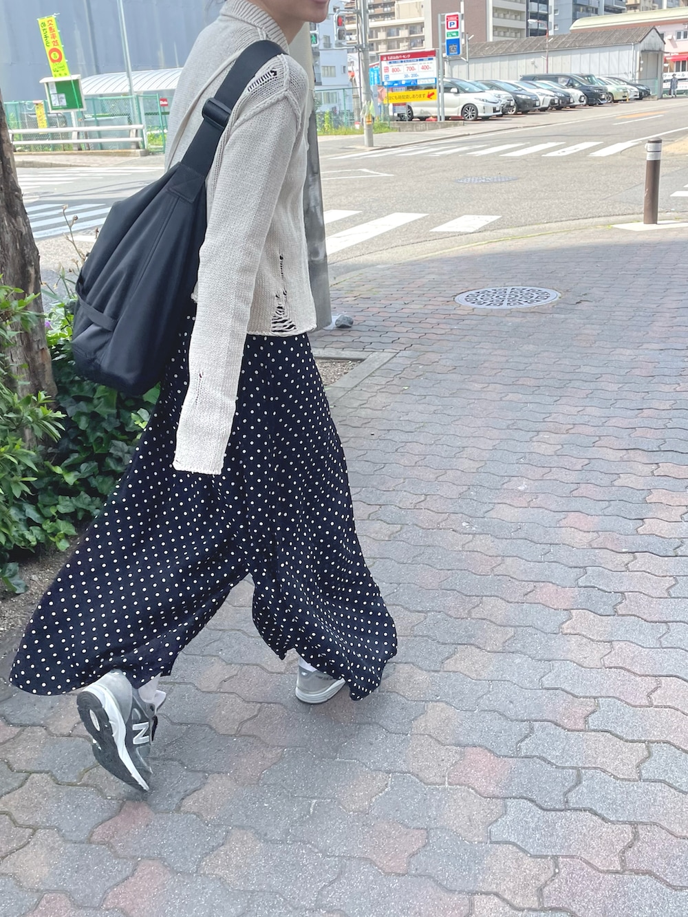 ブルー系のスニーカー、ホワイト系のシャツ/ブラウス、グレー系のショルダーバッグを着用したレディースの春コーディネートの2枚目の写真