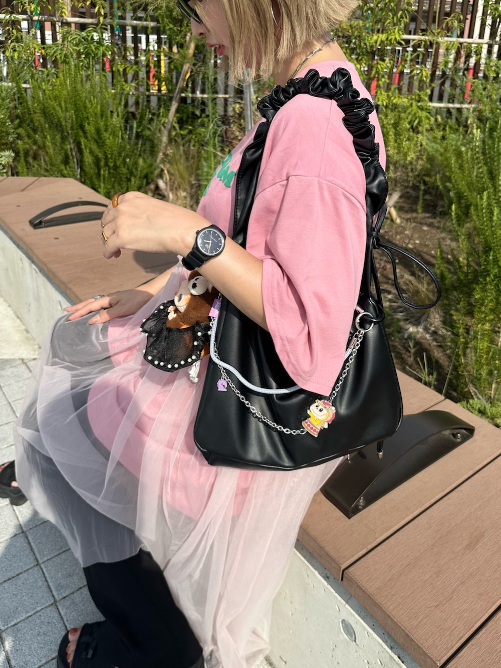 ブラック系のサンダル、ピンク系のワンピース、シルバー系のネックレスを着用したレディースの夏コーディネートの3枚目の写真