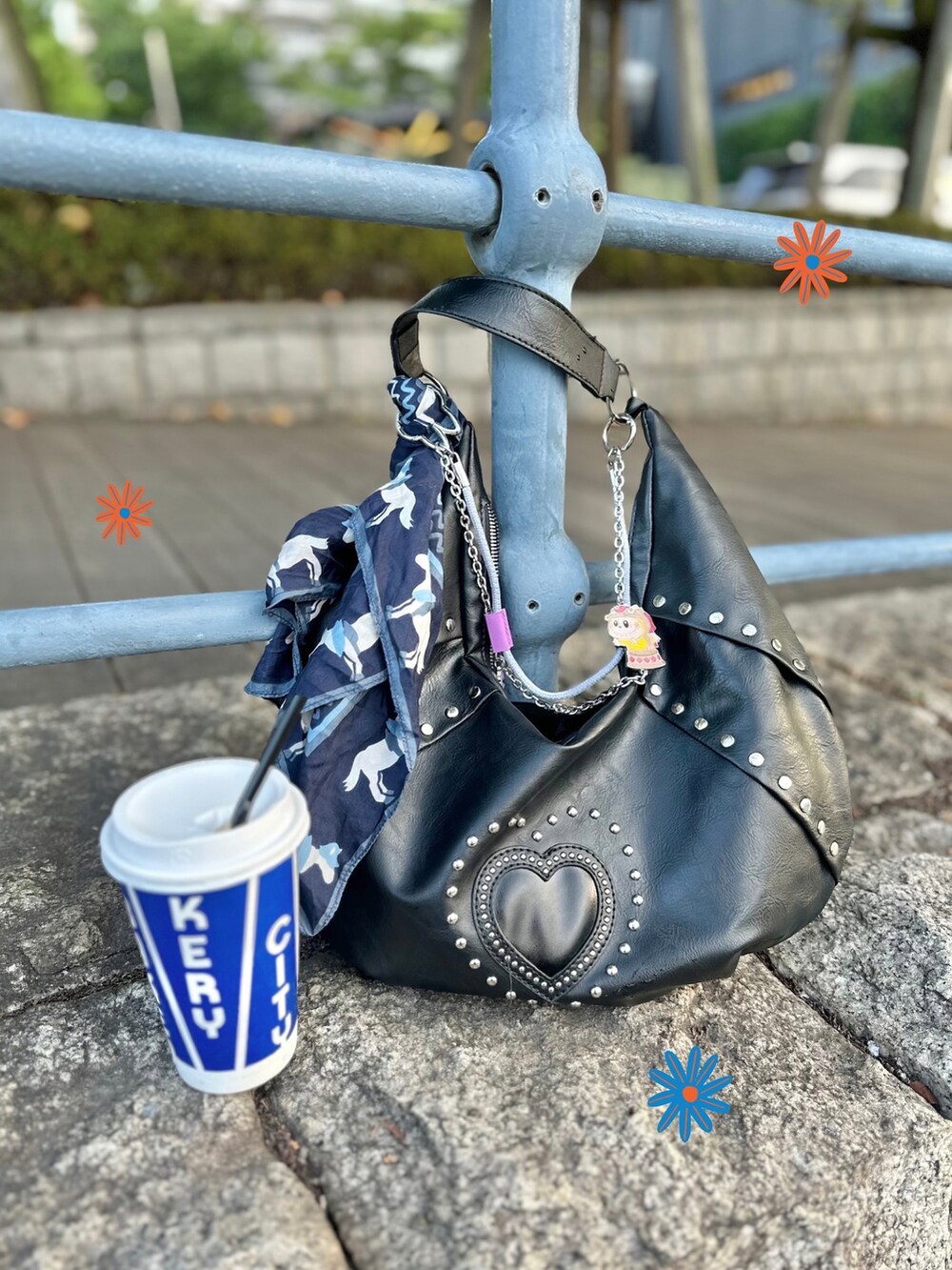 グレー系のサンダル、ブラック系のワンピース、シルバー系のネックレスを着用したレディースの秋コーディネートの2枚目の写真