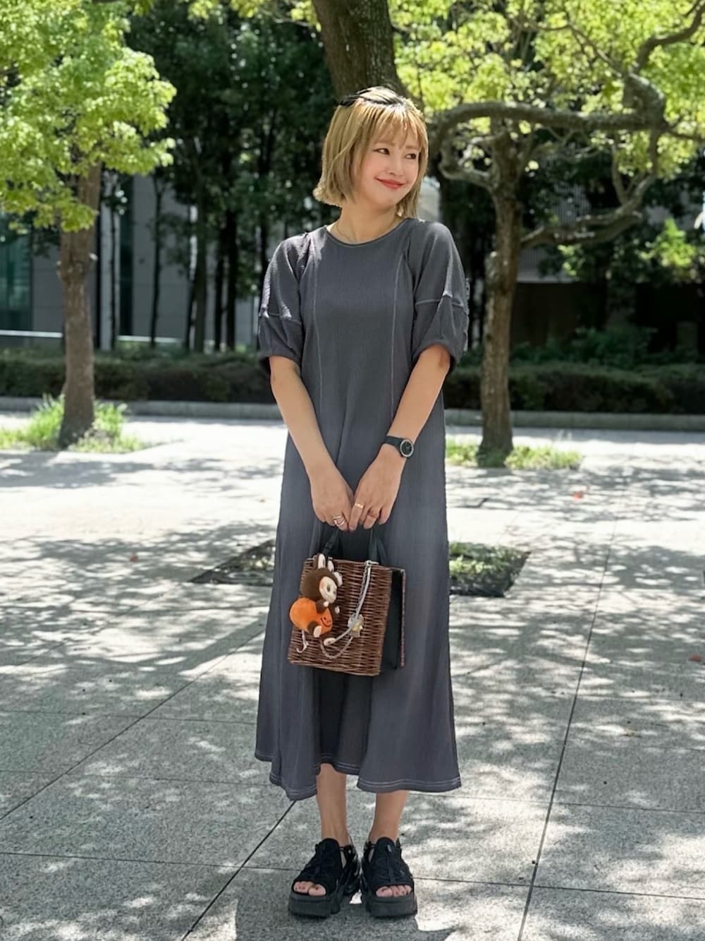 ブラック系のサンダル、グレー系のワンピース/ドレス、ブラック系のアナログ腕時計を着用したレディースの夏コーディネートの2枚目の写真