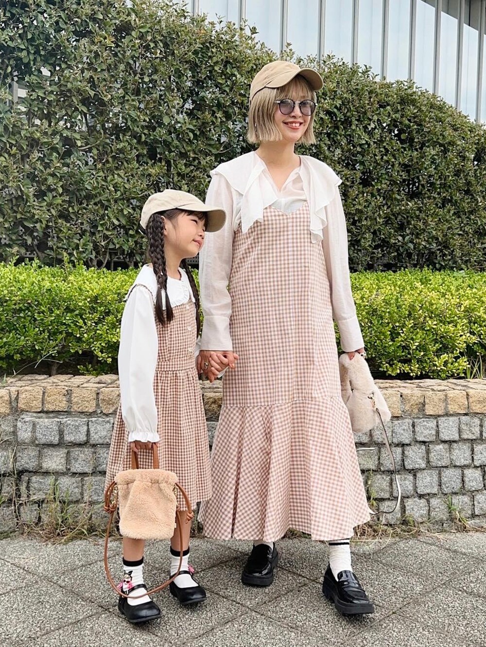 ホワイト系のバッグ、ブラウン系のワンピース/ドレス、ベージュ系のキャップを着用したレディースの秋コーディネートの2枚目の写真