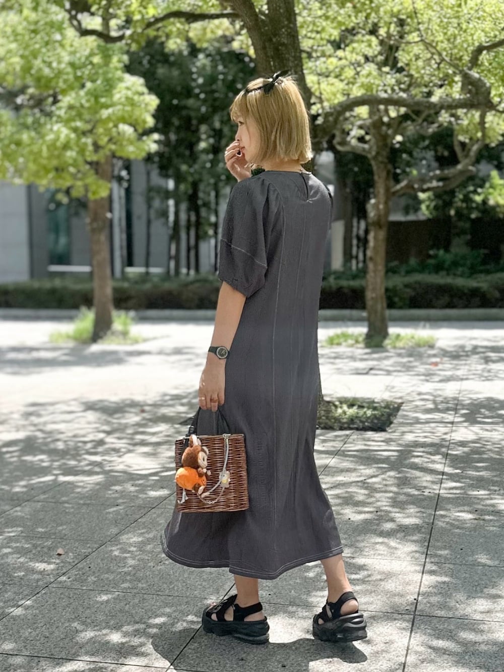 ブラック系のサンダル、グレー系のワンピース/ドレス、ブラック系のアナログ腕時計を着用したレディースの夏コーディネートの4枚目の写真