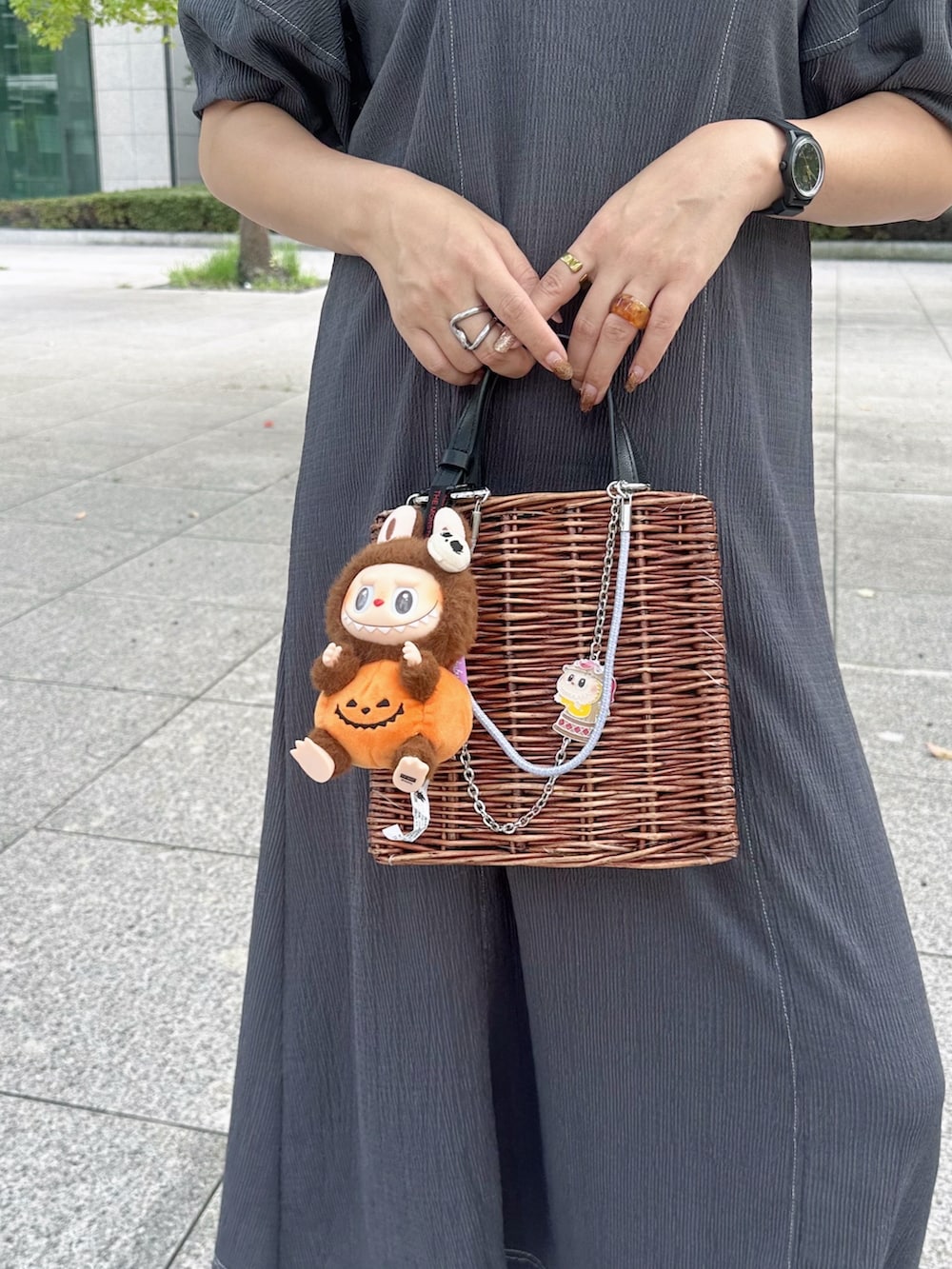 ブラック系のサンダル、グレー系のワンピース/ドレス、ブラック系のアナログ腕時計を着用したレディースの夏コーディネートの3枚目の写真