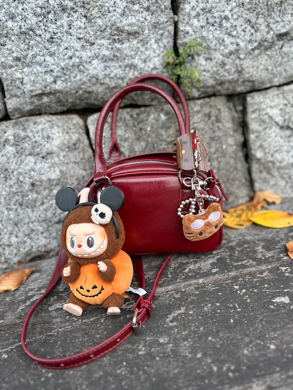 ホワイト系のニット/セーター、ブラック系のスニーカー、ブルー系のデニムパンツを着用したレディースの秋コーディネートの4枚目の写真