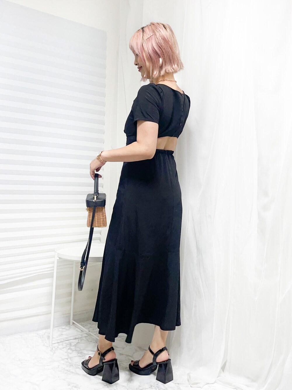 ブラック系のバッグ、ブラック系のサンダル、ブラック系のワンピースを着用したレディースの夏コーディネートの2枚目の写真