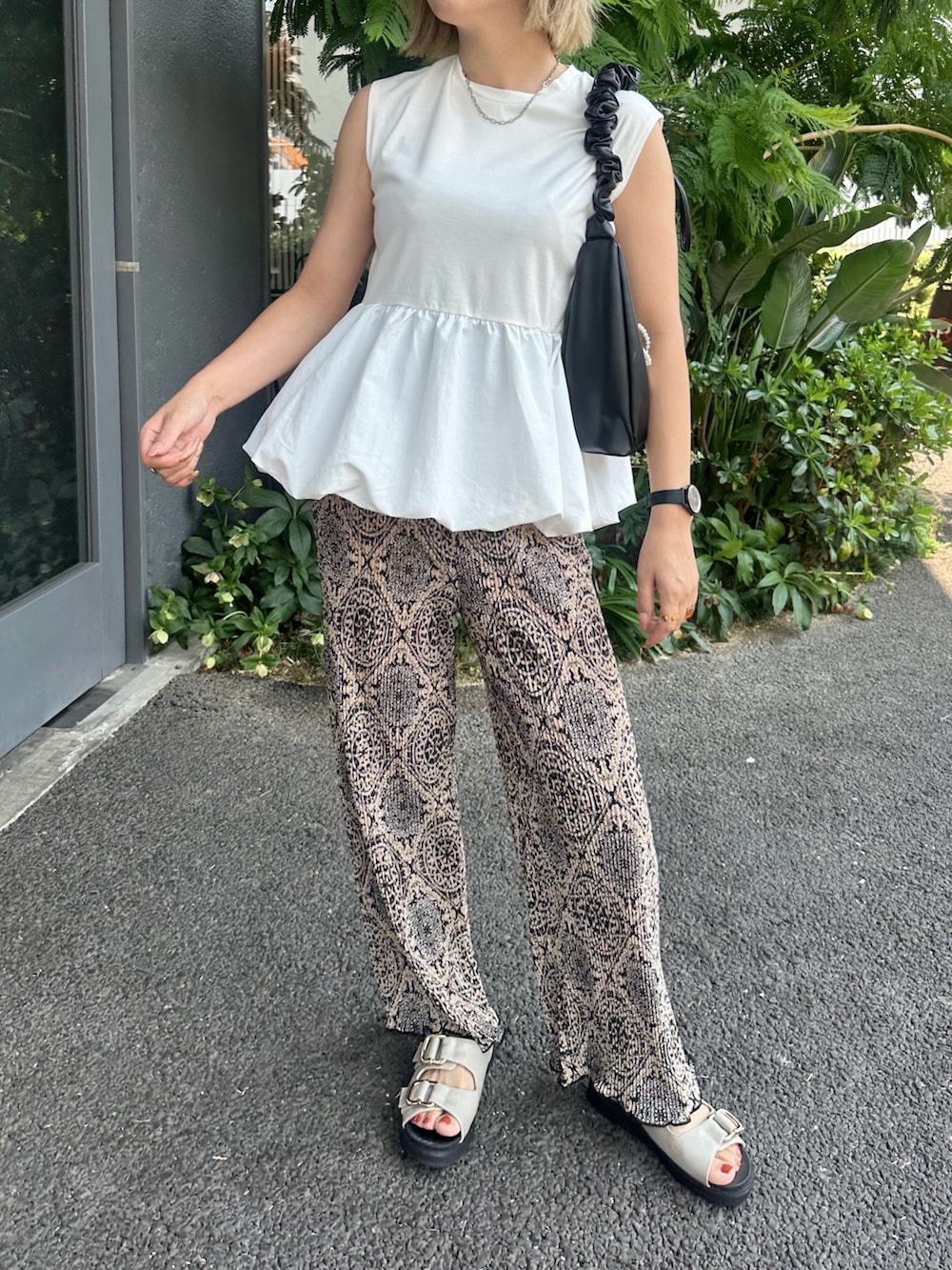 グレー系のサンダル、ホワイト系のタンクトップ、ブラック系のその他パンツを着用したレディースの夏コーディネートの4枚目の写真