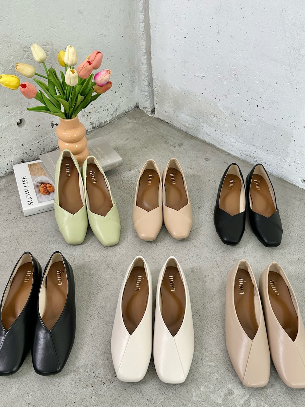 ベージュ系のパンプス、ブラック系のパンプス、ブラック系のショルダーバッグを着用したレディースの春コーディネートの2枚目の写真