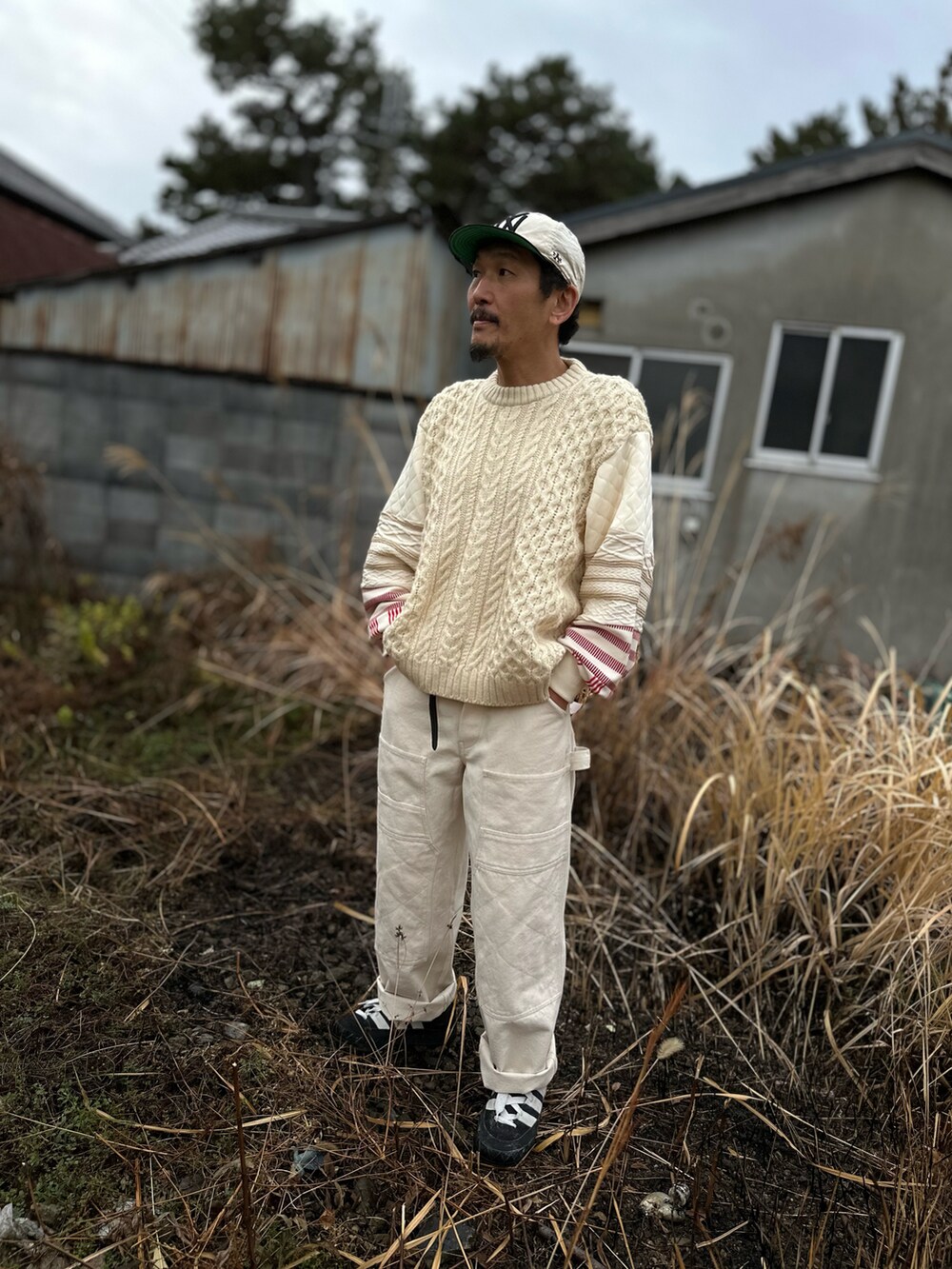 ホワイト系のニット/セーター、ホワイト系のその他パンツ、ブラック系のスニーカーを着用したメンズの冬コーディネートの3枚目の写真