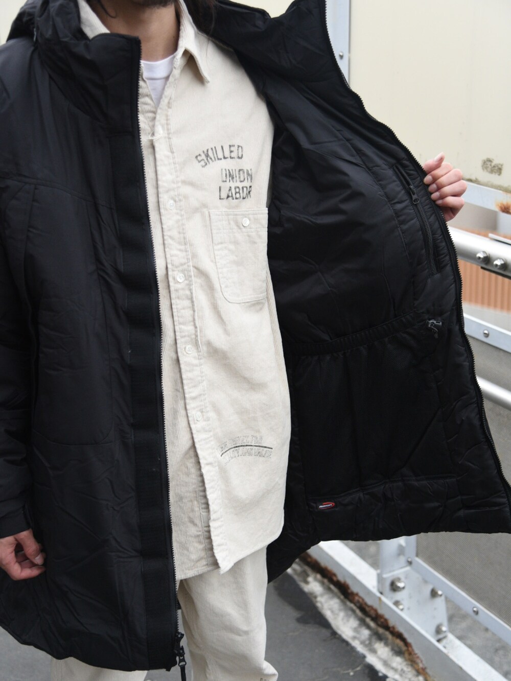 ブラック系のミリタリージャケットを着用したメンズの秋コーディネートの5枚目の写真