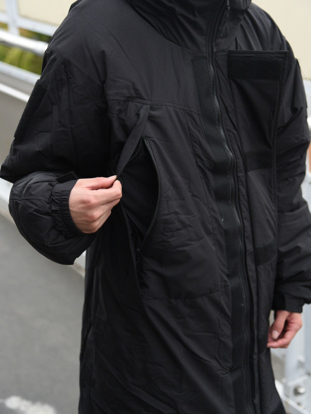 ブラック系のミリタリージャケットを着用したメンズの秋コーディネートの4枚目の写真