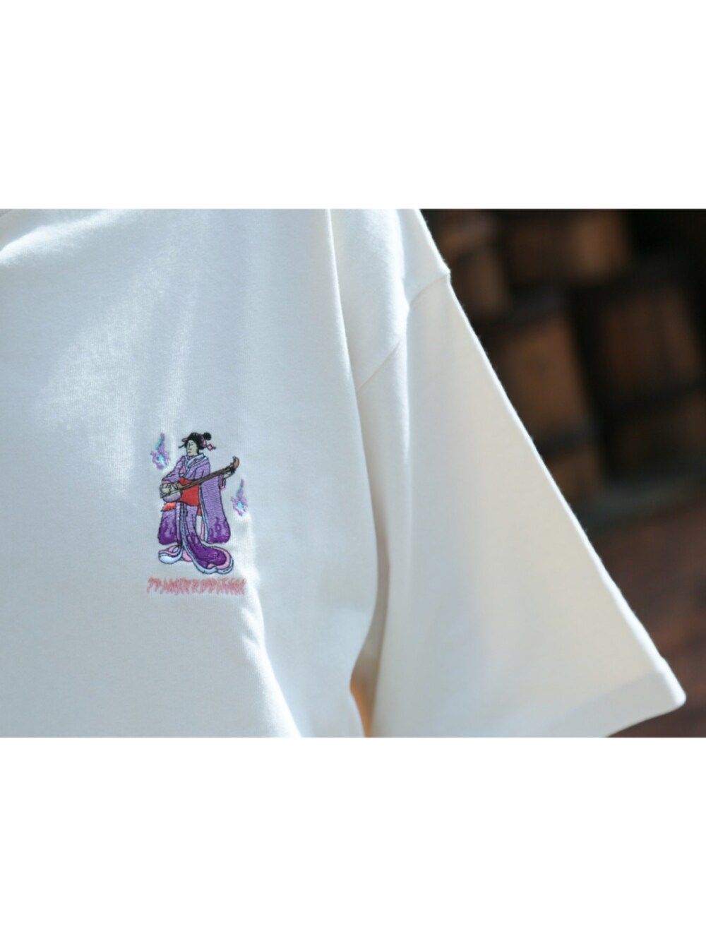 ホワイト系のTシャツ/カットソー、ホワイト系のその他パンツ、ベージュ系のスニーカーを着用したメンズの夏コーディネートの4枚目の写真