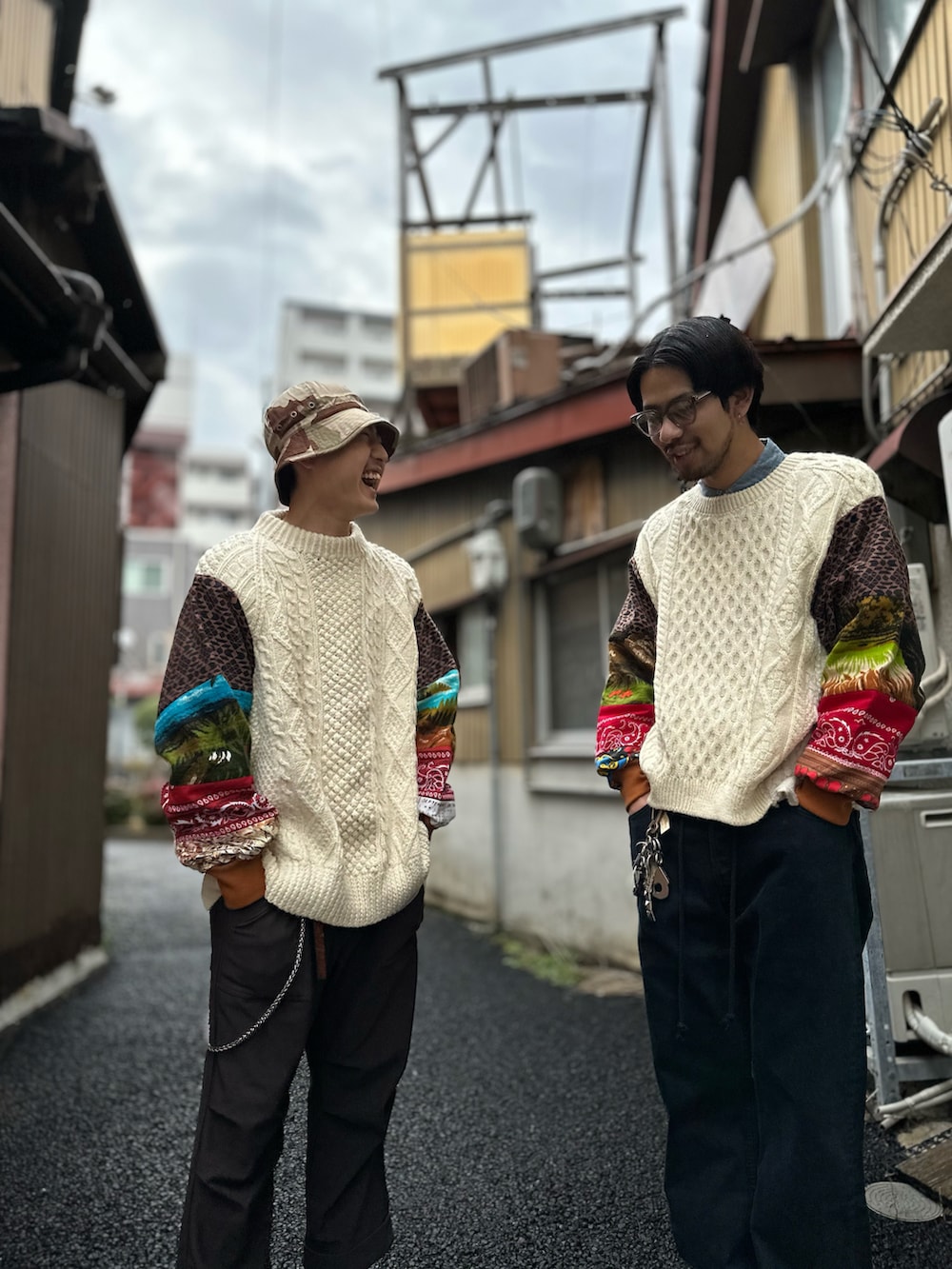 ホワイト系のニット/セーター、ホワイト系のその他パンツ、ブラック系のスニーカーを着用したメンズの冬コーディネートの5枚目の写真