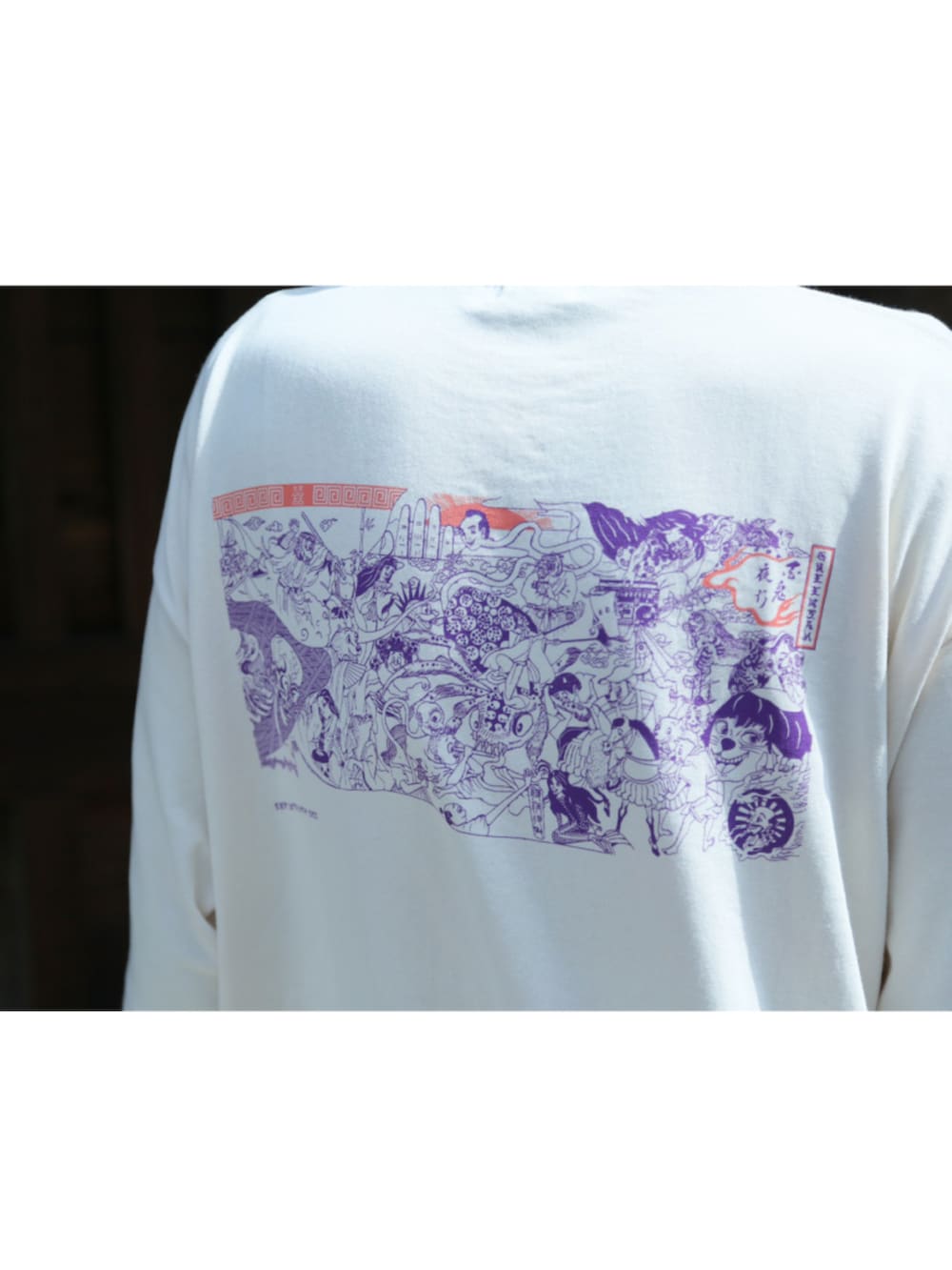 ホワイト系のTシャツ/カットソー、ホワイト系のその他パンツ、ベージュ系のスニーカーを着用したメンズの夏コーディネートの4枚目の写真