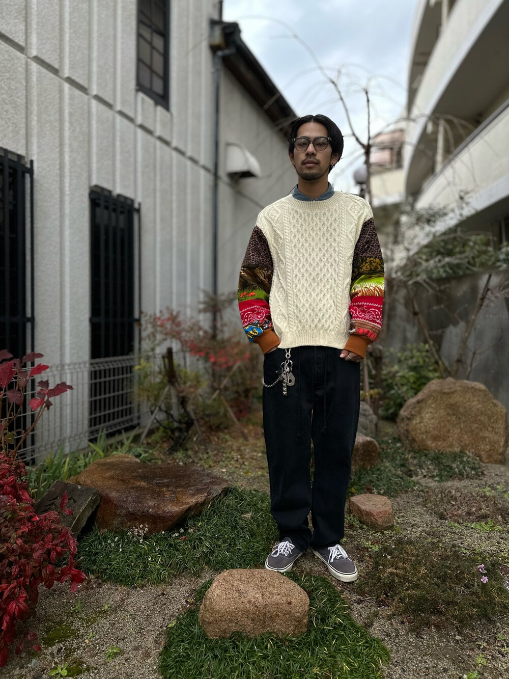 ホワイト系のニット/セーター、ホワイト系のその他パンツ、ブラック系のスニーカーを着用したメンズの冬コーディネートの4枚目の写真