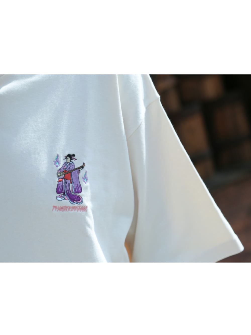 ホワイト系のTシャツ/カットソー、ホワイト系のその他パンツ、ベージュ系のスニーカーを着用したメンズの夏コーディネートの3枚目の写真