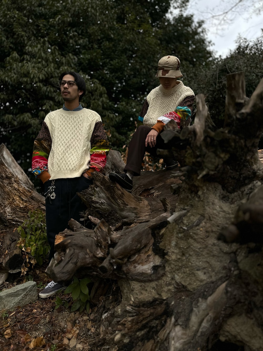 ホワイト系のニット/セーター、ホワイト系のその他パンツ、ブラック系のスニーカーを着用したメンズの冬コーディネートの2枚目の写真