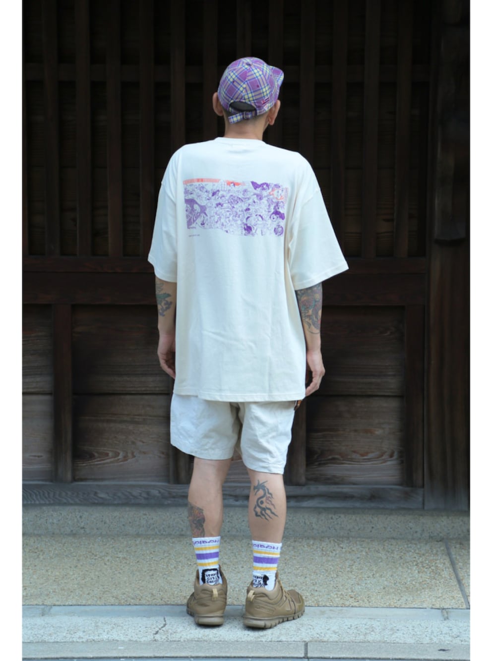 ホワイト系のTシャツ/カットソー、ホワイト系のその他パンツ、ベージュ系のスニーカーを着用したメンズの夏コーディネートの2枚目の写真