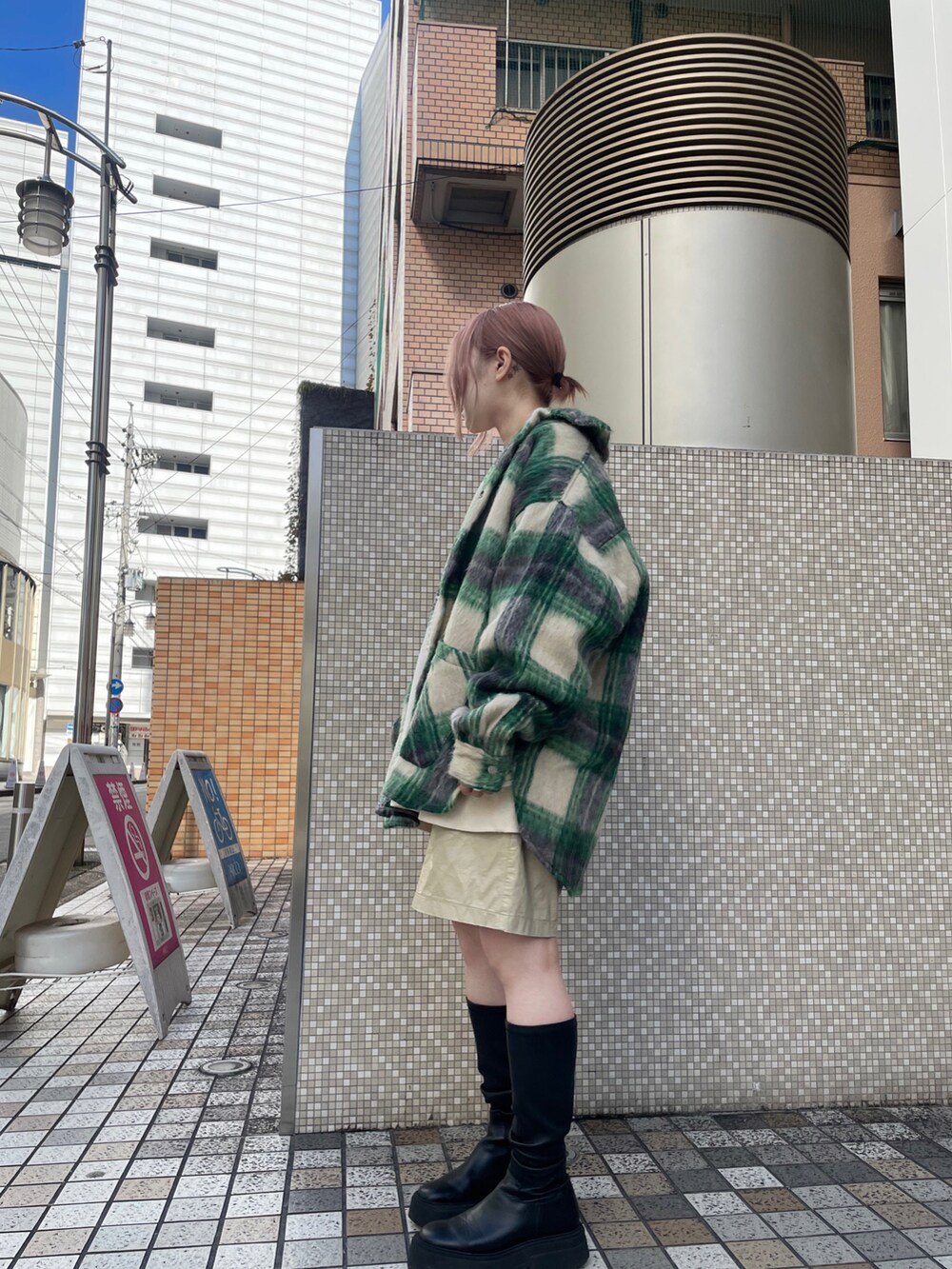 グリーン系のシャツ/ブラウス、グリーン系のシャツ/ブラウスを着用したレディースの秋コーディネートの2枚目の写真