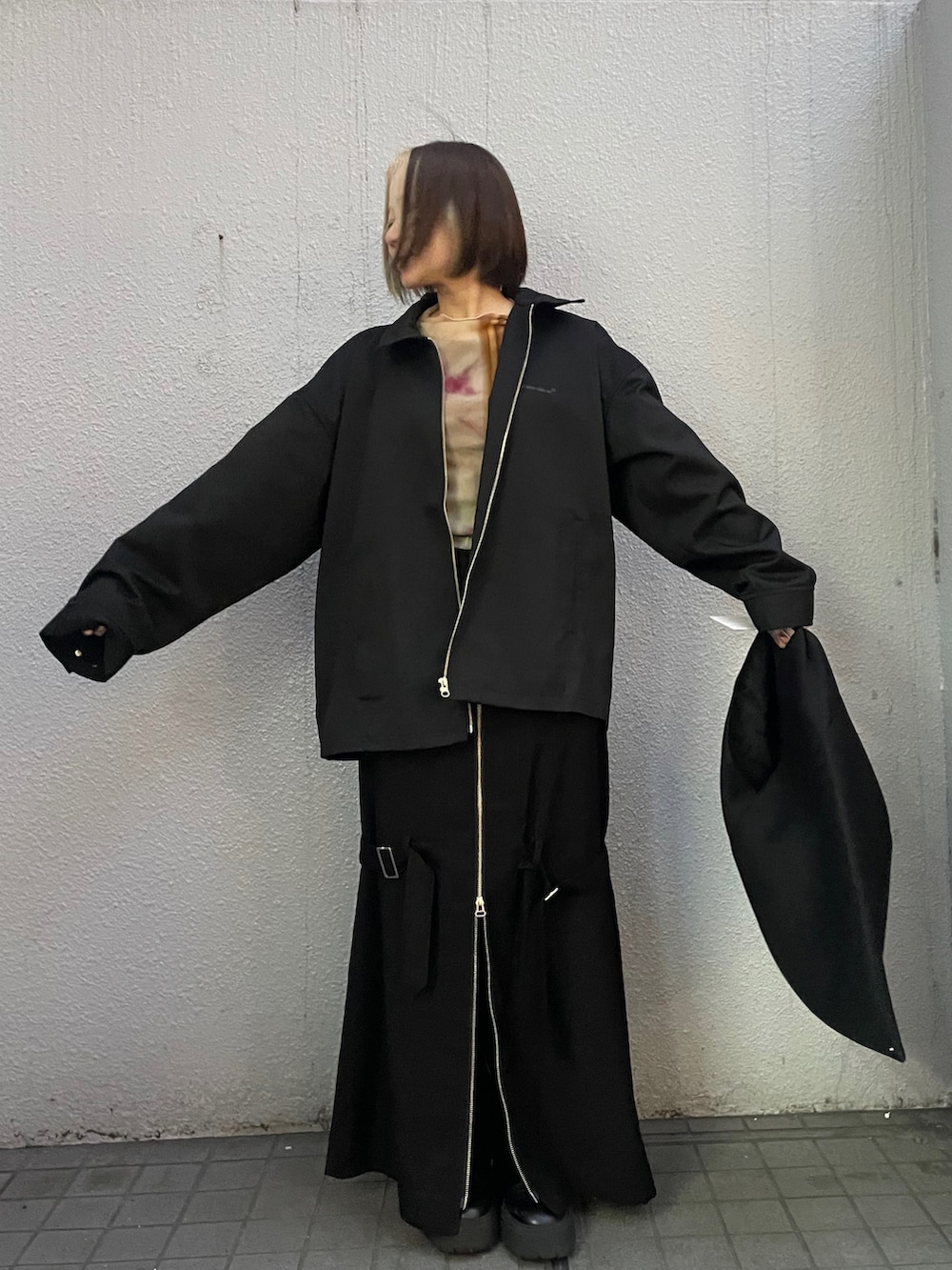 「ビッグシルエット、ブラック、モノトーン、オーバーサイズ、休日スタイル、モード、ootd、春夏コーデ、低身長、オトナカジュアル」｜「DANKE SCHONのDankeSchon/ダンケシェーン/TC TWILL BLOUSON（ブルゾン、ブラック系）」を使った、IZUHARA MAYUさん（レディース・155cm）の春コーディネートの2枚目の写真