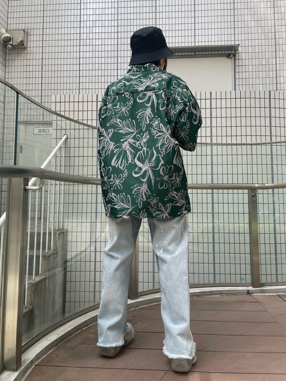 グリーン系のシャツ/ブラウス、ブルー系のデニムパンツ、ブルー系のその他パンツを着用したレディースの春コーディネートの2枚目の写真