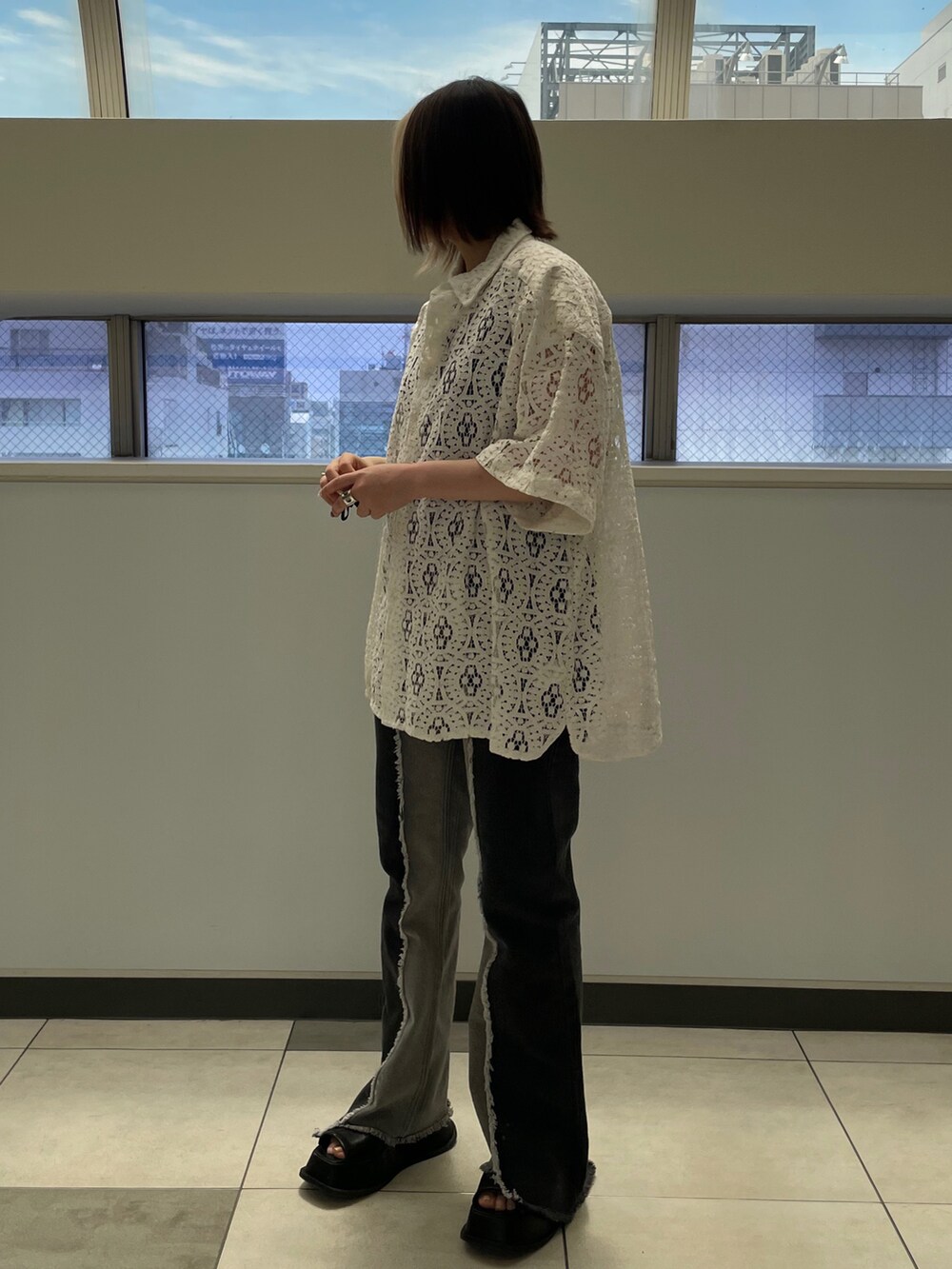 ブラック系のデニムパンツ、ブラック系のその他パンツを着用したレディースの夏コーディネートの2枚目の写真