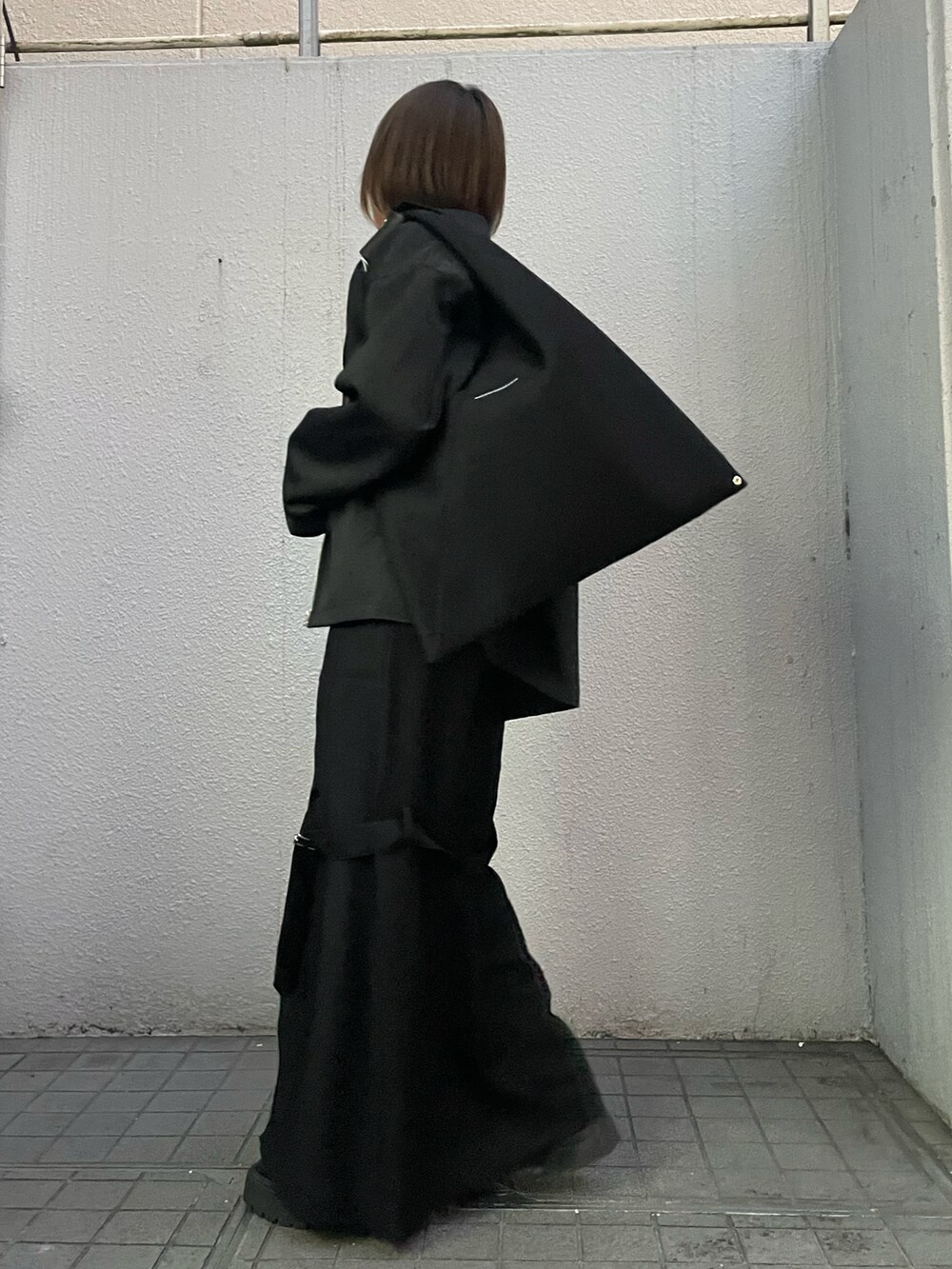 「ビッグシルエット、ブラック、モノトーン、オーバーサイズ、休日スタイル、モード、ootd、春夏コーデ、低身長、オトナカジュアル」｜「DANKE SCHONのDankeSchon/ダンケシェーン/TC TWILL BLOUSON（ブルゾン、ブラック系）」を使った、IZUHARA MAYUさん（レディース・155cm）の春コーディネートの4枚目の写真