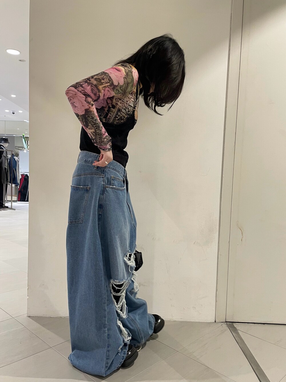「レイヤードスタイル、お出かけコーデ、オトナカジュアル、ラクチンコーデ、シンプル、ゆるコーデ、低身長女子、モードカジュアル、カジュアル、カジュアルコーデ、今日のコーデ、オーバーサイズ、キレイめカジュアル、モノトーンコーデ、おしゃれさんと繋がりたい」｜「DANKE SCHONのDankeSchon/ダンケシェーン/デストロイワイドデニム（デニムパンツ、ブルー系）」を使った、IZUHARA MAYUさん（レディース・155cm）の夏コーディネートの2枚目の写真
