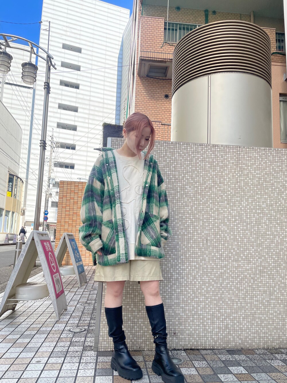 グリーン系のシャツ/ブラウス、グリーン系のシャツ/ブラウスを着用したレディースの秋コーディネートの3枚目の写真