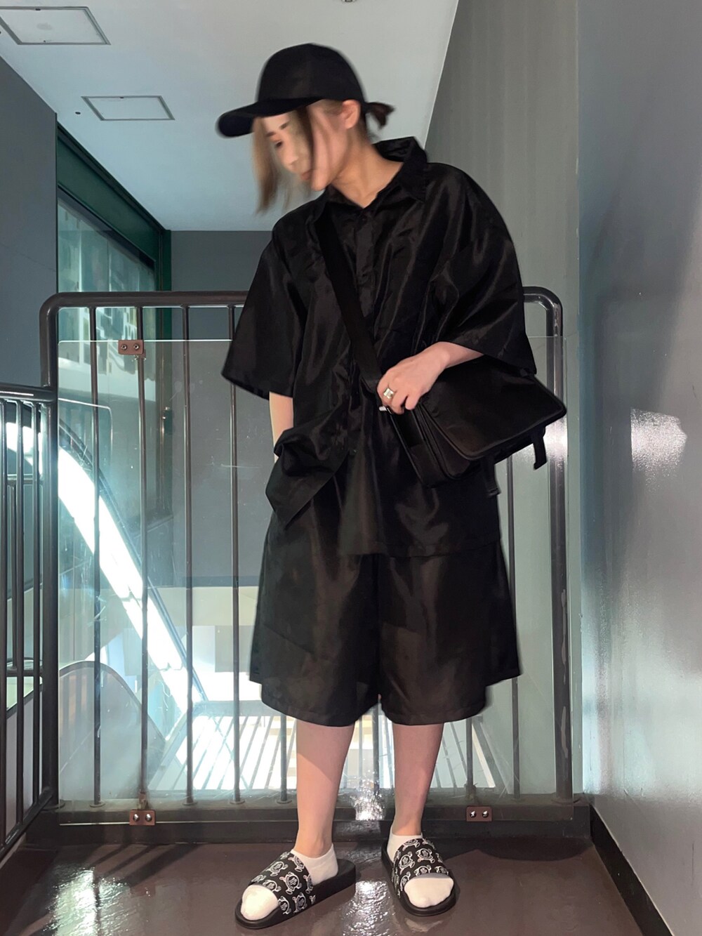 ブラック系のシャツ/ブラウス、ブラック系のその他パンツを着用したレディースの春コーディネートの2枚目の写真