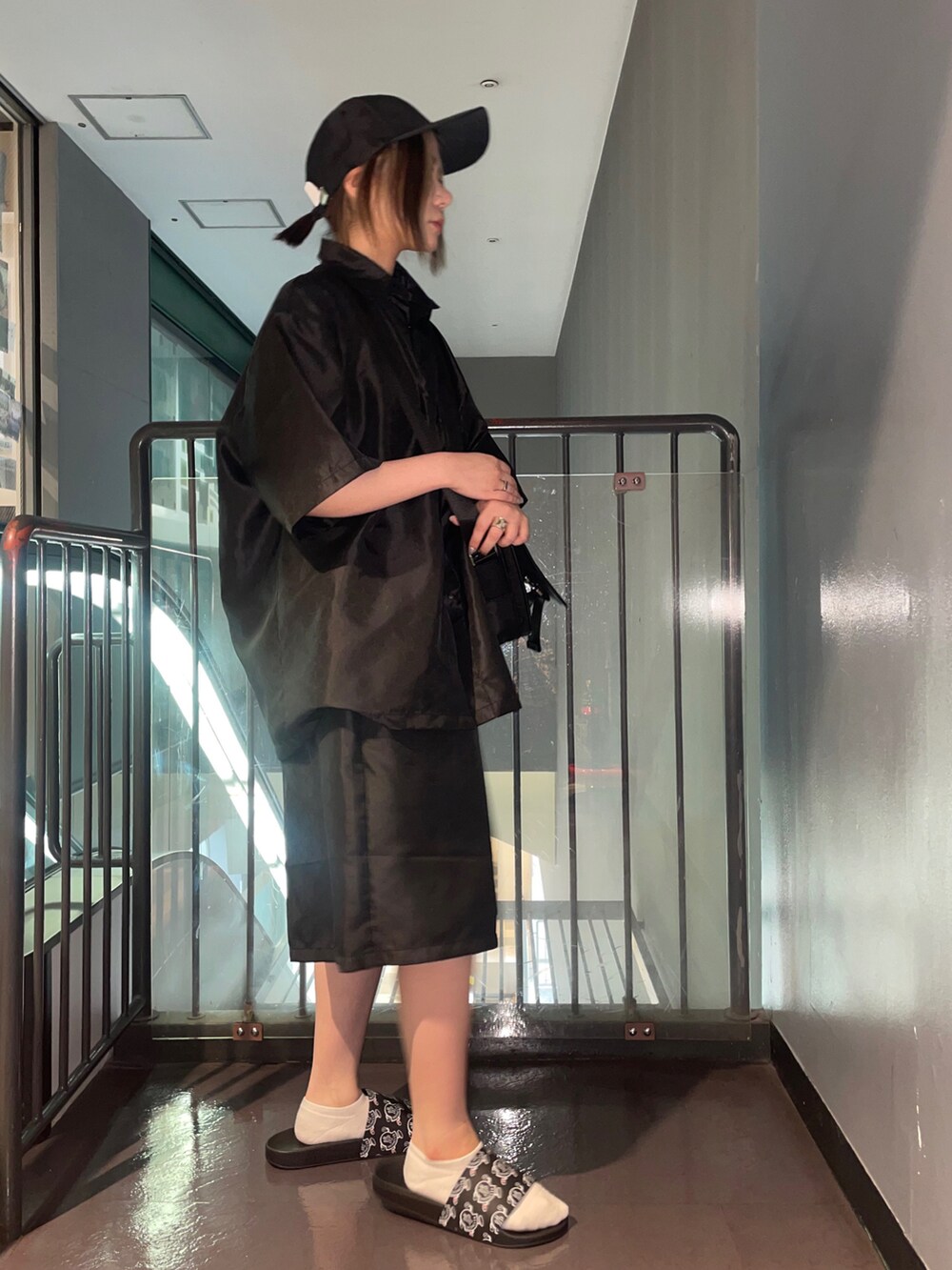 ブラック系のシャツ/ブラウス、ブラック系のその他パンツを着用したレディースの春コーディネートの3枚目の写真