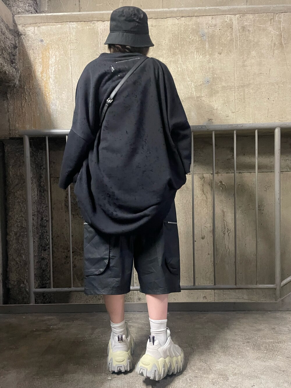 ブラック系のカーゴパンツ、ブラック系のその他パンツ、ブラック系のその他パンツを着用したレディースの春コーディネートの3枚目の写真