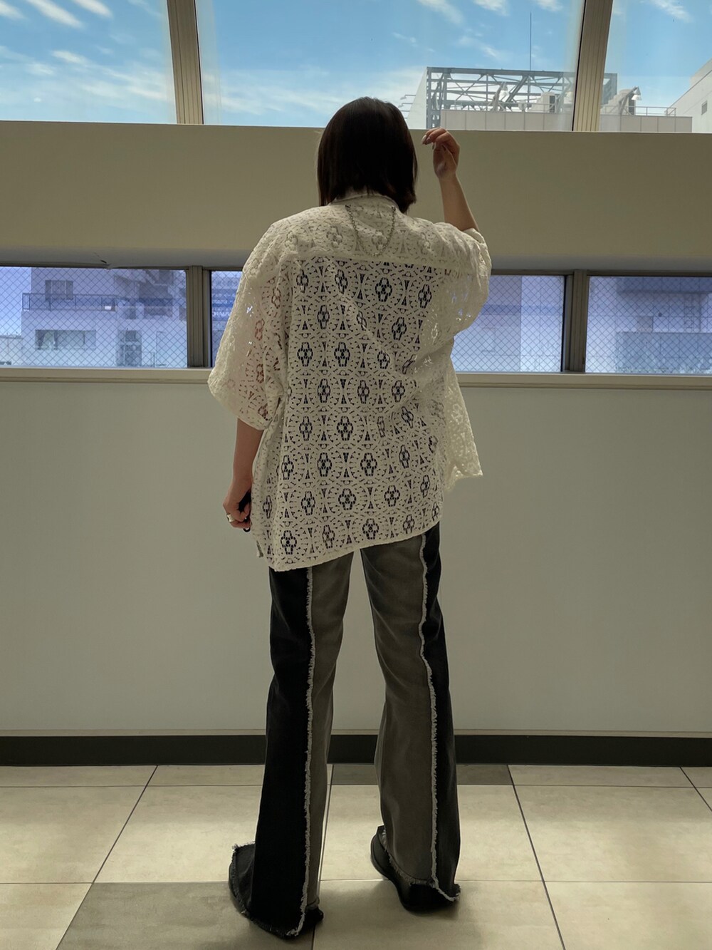 ブラック系のデニムパンツ、ブラック系のその他パンツを着用したレディースの夏コーディネートの3枚目の写真